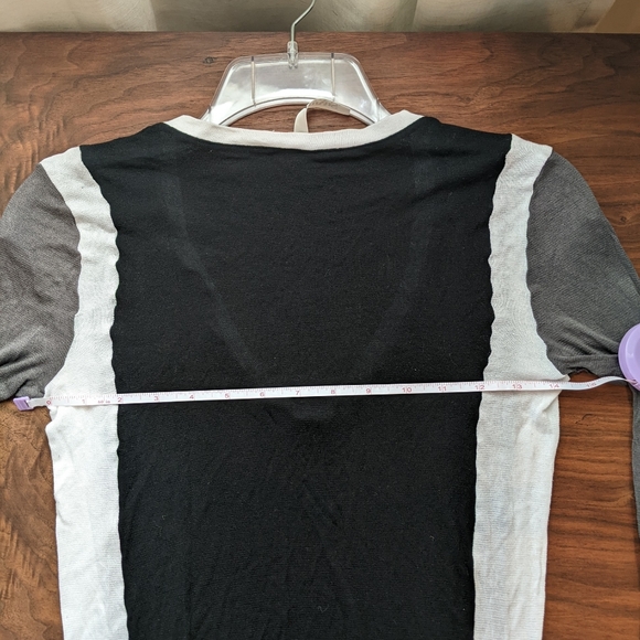 Made in USA, Fluxus, V-neck, long sleeve, neutral colorblock, super stretchy - Picture 5 of 5